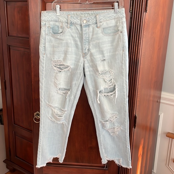 American Eagle Outfitters Denim - American Eagle Tomgirl Light Wash cropped jeans